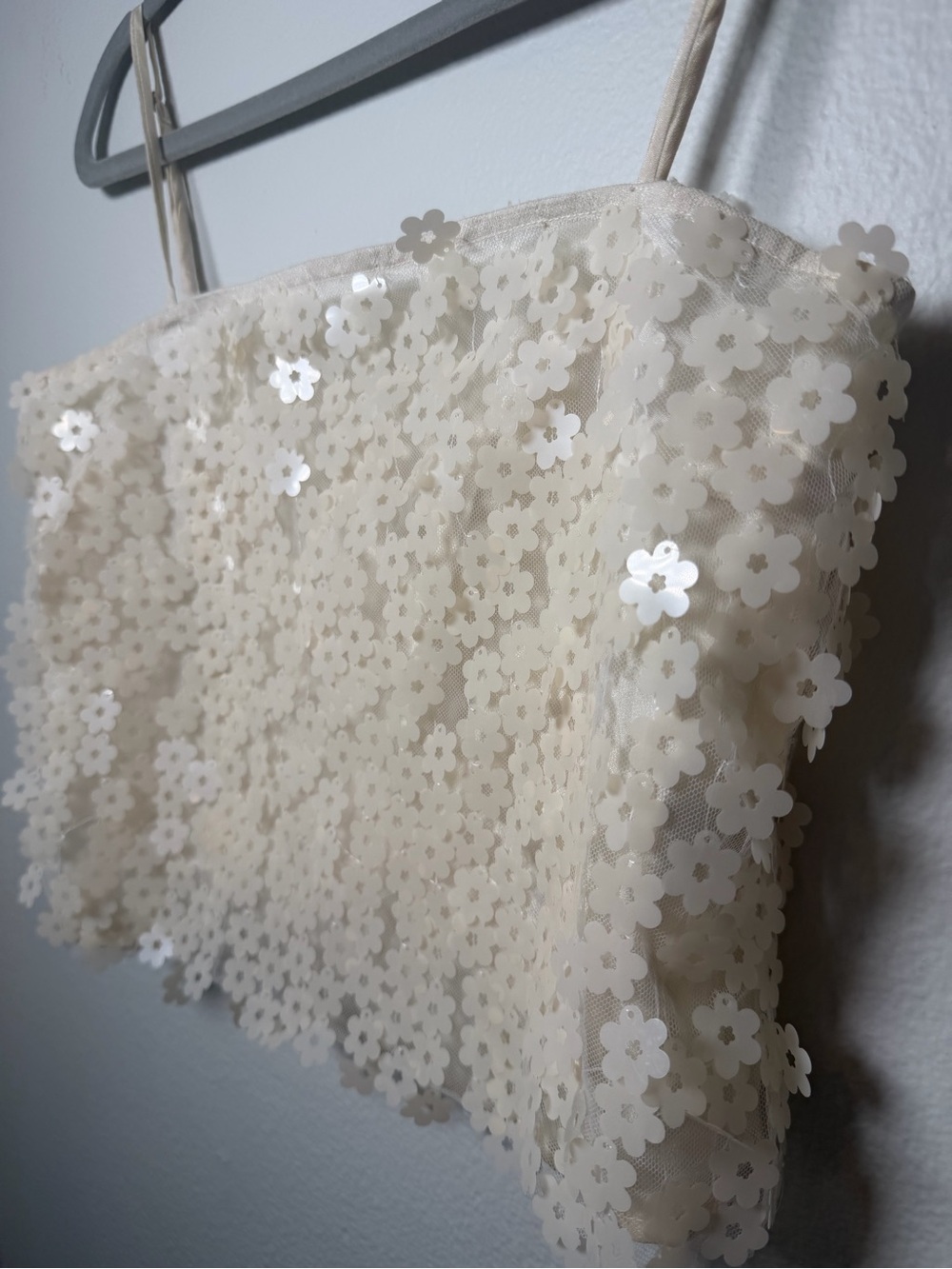 ASTR Luxoria Top Delicate Ivory Sequin Floral Camisole Top Size S - Picture 6 of 10